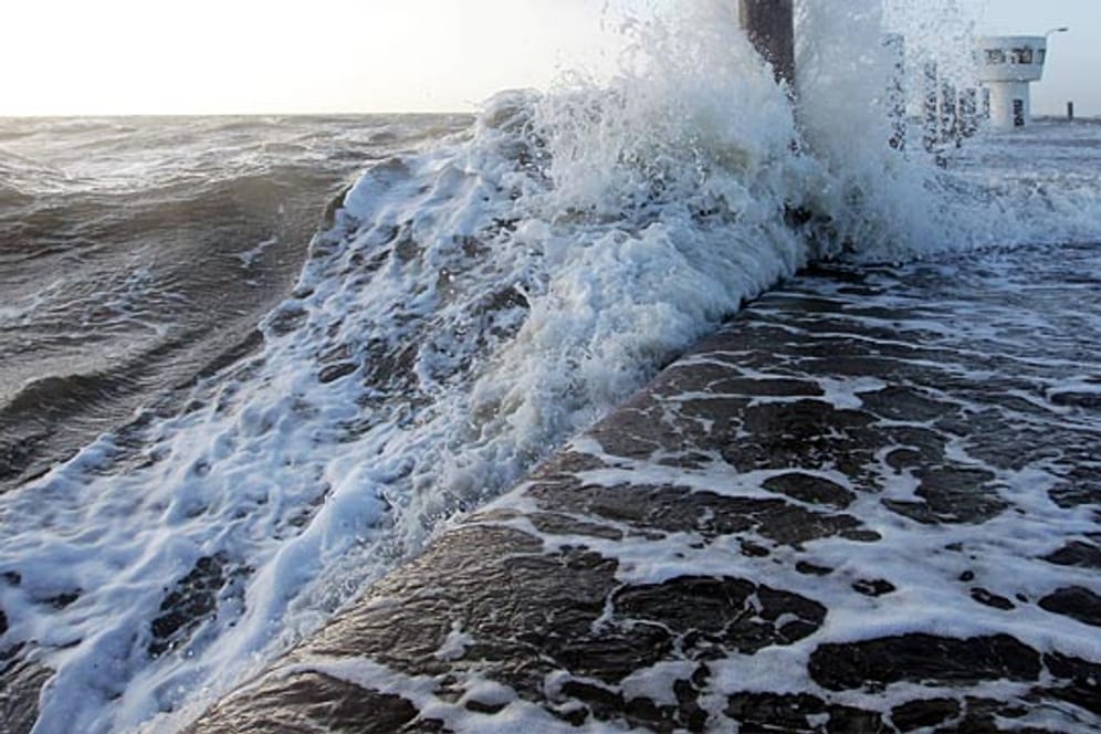Hohe Wellen brechen an die Nordseeküste bei Dagebüll