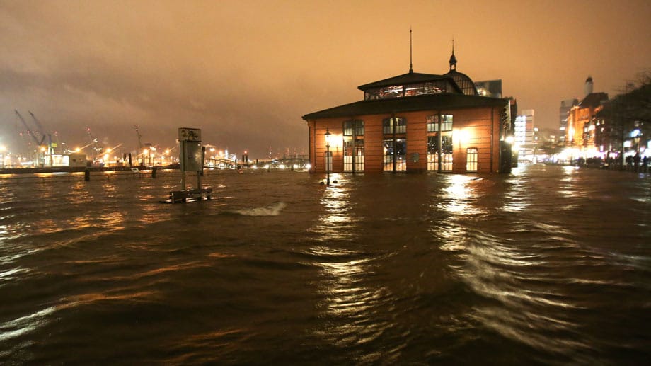 "Land unter" auf dem Hamburg Fischmarkt: Das Wasser der Elbe drückt auf die Deiche der Hansestadt "Land unter" auf dem Hamburg Fischmarkt: Das Wasser der Elbe drückt auf die Deiche der Hansestadt
