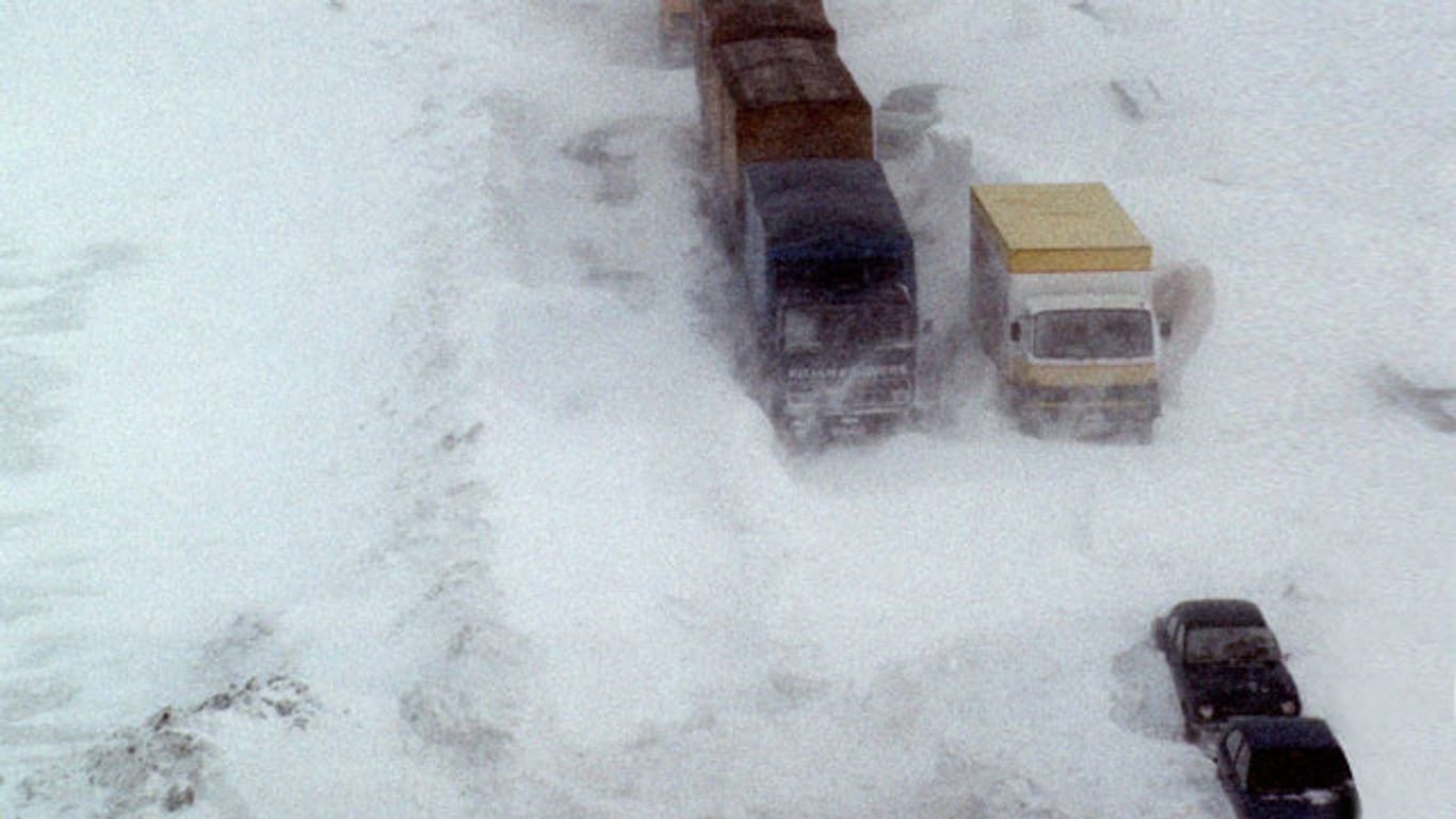 Die Schneekatastrophe 1978/79: Fahrzeuge stecken auf der Autobahn 7 bei Rendsburg (Schleswig-Holstein) in Schneewehen fest