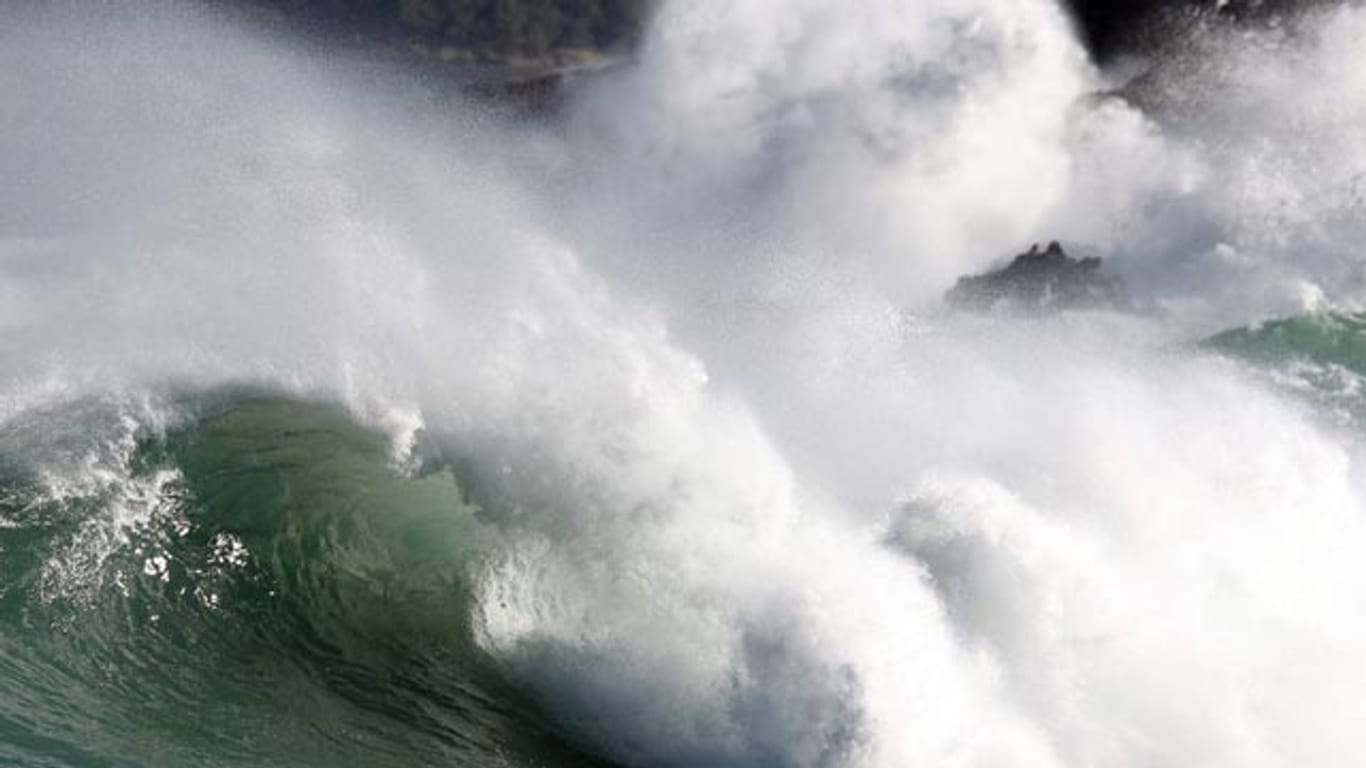 Wie hier in Nordspanien wüteten Riesenwellen auch vor Frankreichs Küste - mit tödlichen Folgen