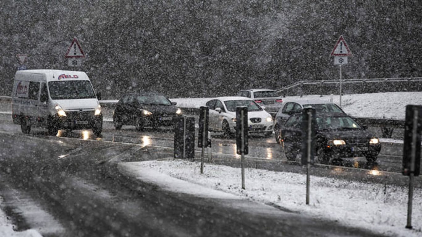 Schneefall und Glätte begleiten viele Autofahrer noch bis in den Dienstag