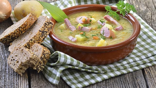 Kartoffelsuppe nach "Großmütterchen Art": Sie ist ein beliebter Klassiker der deutschen Küche. Mit Würstchen wird sie deftig lecker.