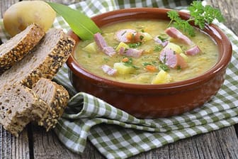 Kartoffelsuppe nach "Großmütterchen Art": Sie ist ein beliebter Klassiker der deutschen Küche. Mit Würstchen wird sie deftig lecker.