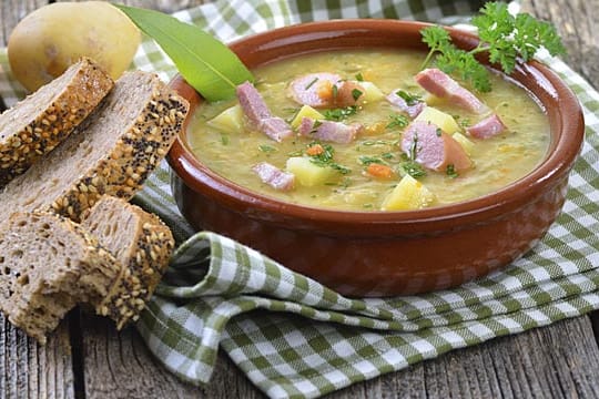 Kartoffelsuppe nach "Großmütterchen Art": Sie ist ein beliebter Klassiker der deutschen Küche. Mit Würstchen wird sie deftig lecker.