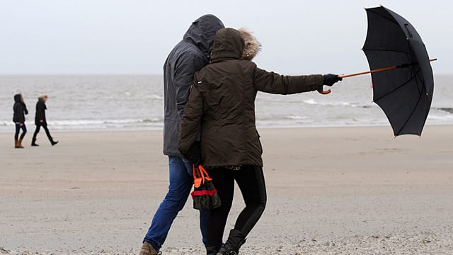 Nicht nur auf Norderney haben Spaziergänger mit Wind zu kämpfen. Ab Donnerstag wird es stürmisch. Nicht nur auf Norderney haben Spaziergänger mit Wind zu kämpfen. Ab Donnerstag wird es stürmisch.