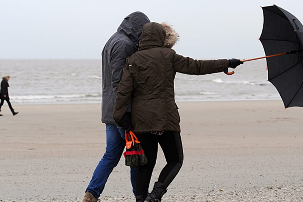 Nicht nur auf Norderney haben Spaziergänger mit Wind zu kämpfen. Ab Donnerstag wird es stürmisch.