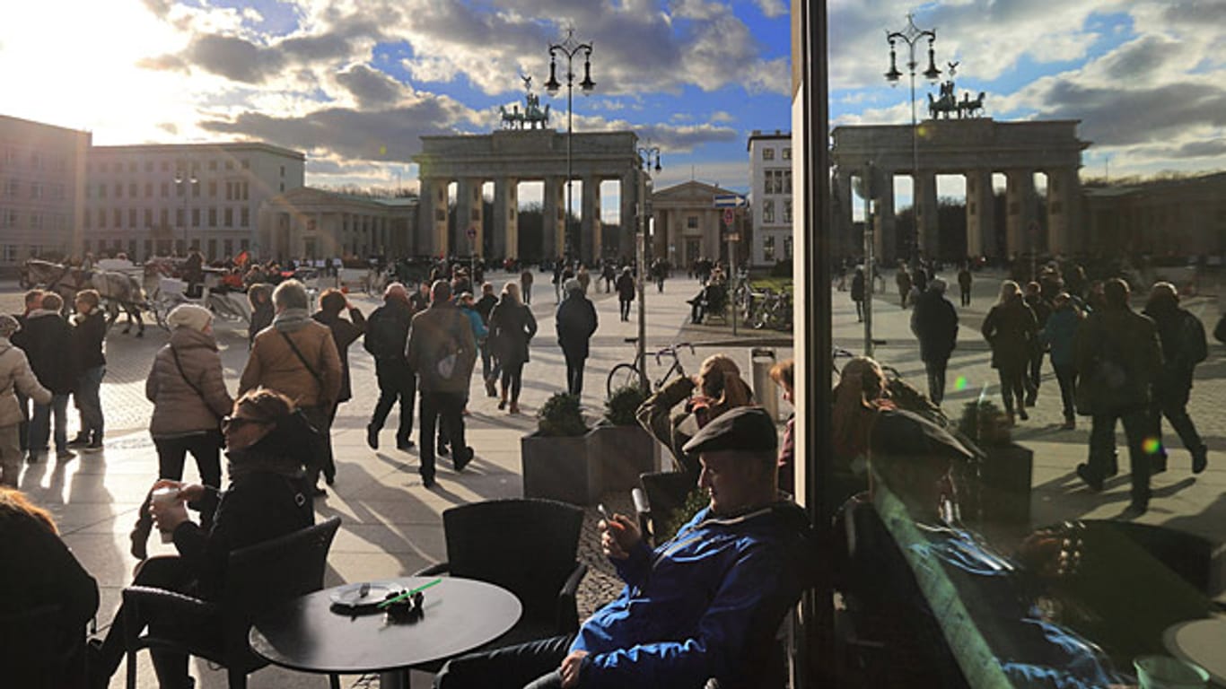 Winterwetter passé: In Berlin füllen sich die Straßencafés