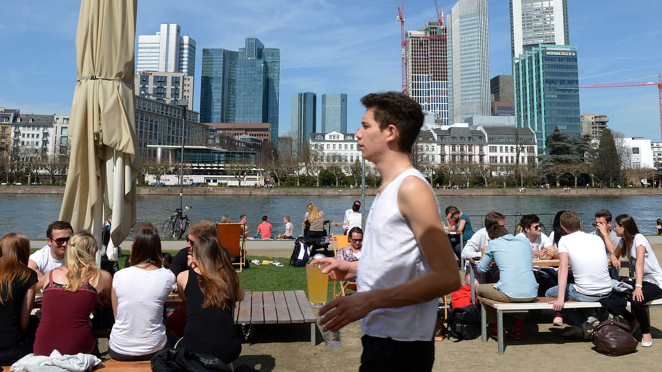 Frühlingsflair am Mainufer in Frankfurt: Das Wochenende wird richtig sonnig