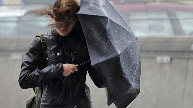 Wo der Wind zuschlägt, bringt er oft Regen. Das kann unangenehm werden, wirkt aber extremer Trockenheit entgegen.