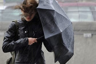 Wo der Wind zuschlägt, bringt er oft Regen. Das kann unangenehm werden, wirkt aber extremer Trockenheit entgegen.