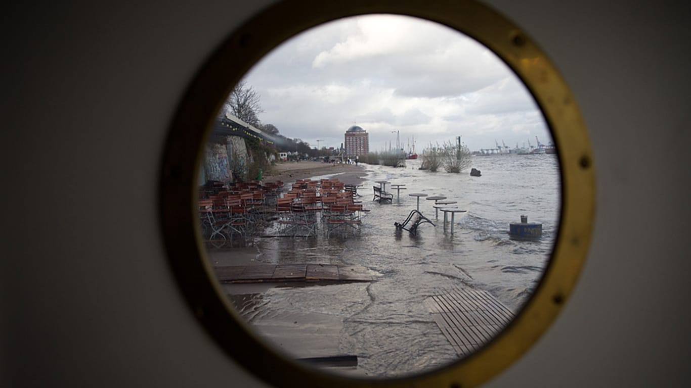 Hamburg an der Elbe bei Sturm