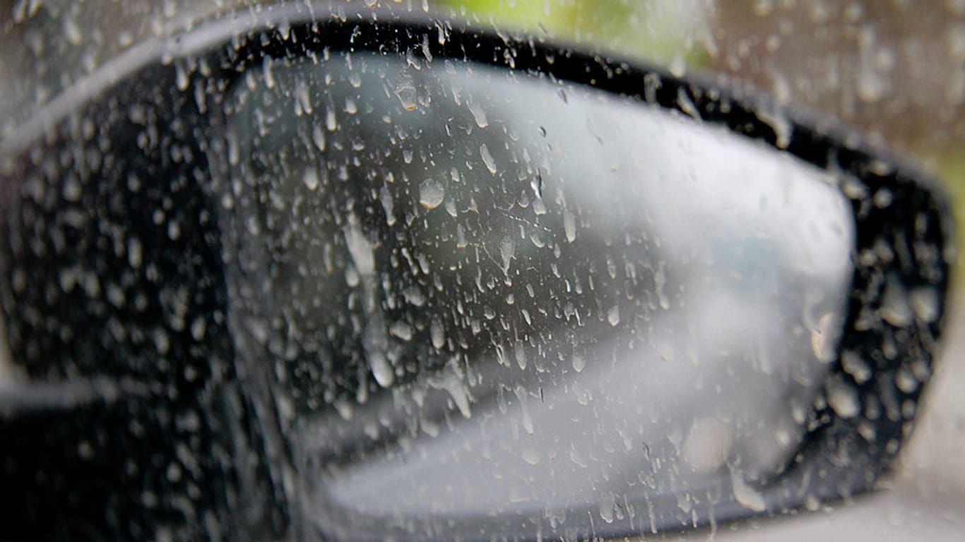 Wenn dichter Sahara-Staub mit Regen auf die Erde fällt, hinterlässt er hässliche Spuren auf Autos und Fenstern