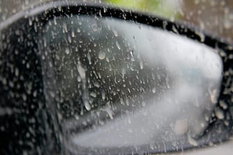 Wenn dichter Sahara-Staub mit Regen auf die Erde fällt, hinterlässt er hässliche Spuren auf Autos und Fenstern