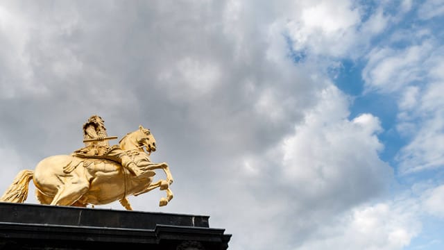 Wetter: Viele Wolken und ein paar blaue Lücken über dem Goldenen Reiter am Neustädter Markt in Dresden: An Ostern wird es wechselhaft