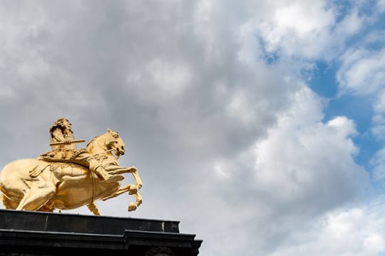 Wetter: Viele Wolken und ein paar blaue Lücken über dem Goldenen Reiter am Neustädter Markt in Dresden: An Ostern wird es wechselhaft