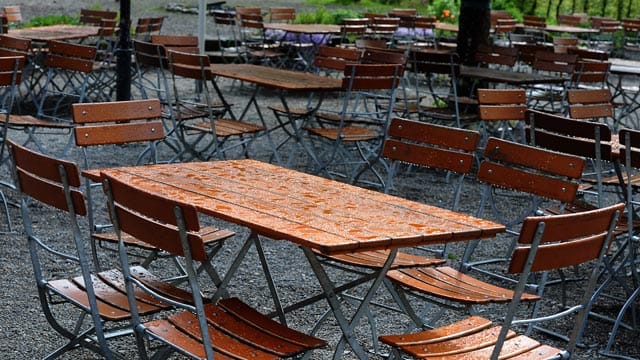 Verwaiste Tische im Biergarten: Das nasskalte Wetter hält auch weiter an