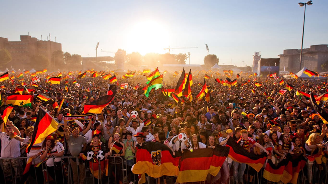 Rechtzeitig zum ersten deutschen WM-Spiel herrscht praktisch im gesamten Land ruhiges Wetter vor, und die Fans können wieder draußen mitfiebern