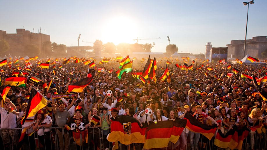 Rechtzeitig zum ersten deutschen WM-Spiel herrscht praktisch im gesamten Land ruhiges Wetter vor, und die Fans können wieder draußen mitfiebern Rechtzeitig zum ersten deutschen WM-Spiel herrscht praktisch im gesamten Land ruhiges Wetter vor, und die Fans können wieder draußen mitfiebern