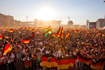 Rechtzeitig zum ersten deutschen WM-Spiel herrscht praktisch im gesamten Land ruhiges Wetter vor, und die Fans können wieder draußen mitfiebern