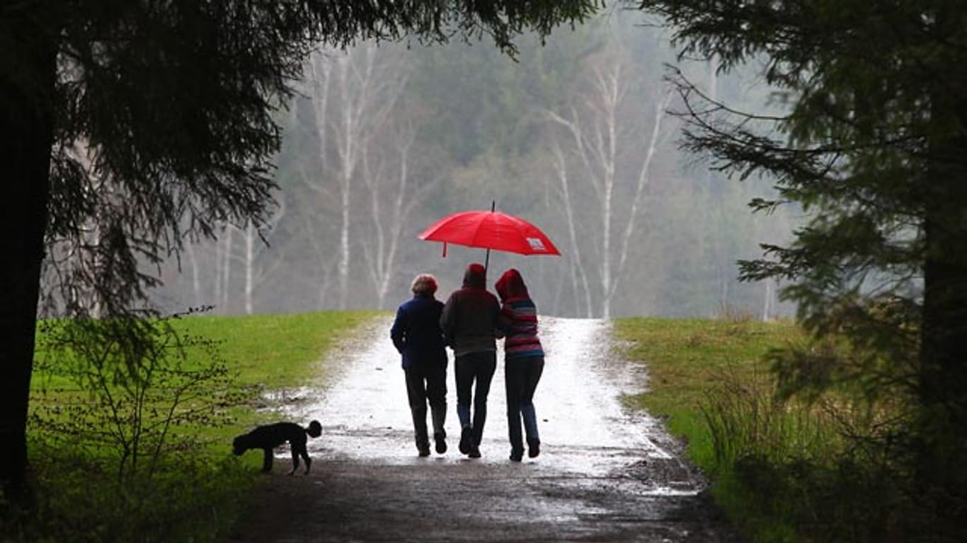 Wetter: Am Wochenende sollte man besonders in der Südhälfte einen Schirm dabei haben
