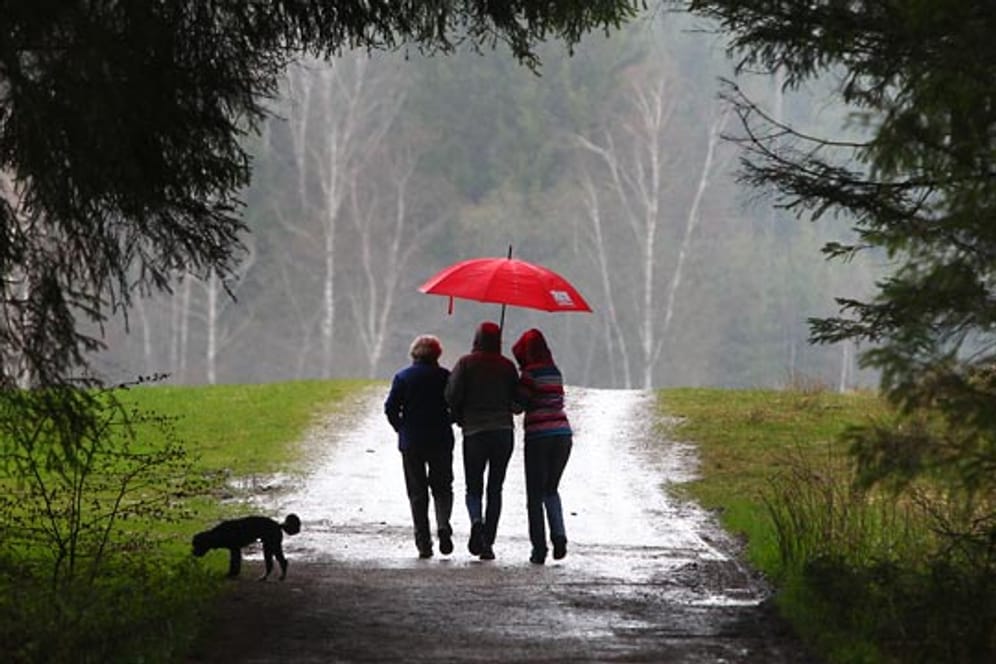 Wetter: Am Wochenende sollte man besonders in der Südhälfte einen Schirm dabei haben