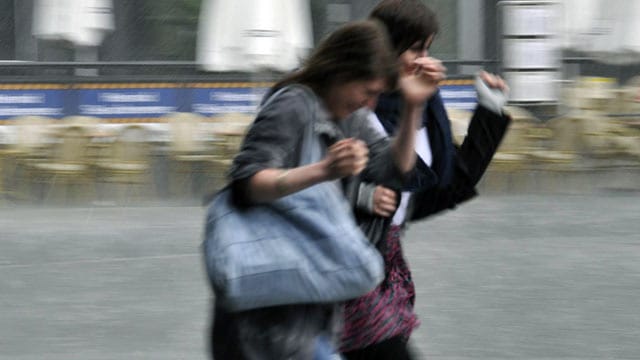 Nichts wie weg: Im Süden könnte es heute in heftigen Gewittern gefährlich werden Nichts wie weg: Im Süden könnte es heute in heftigen Gewittern gefährlich werden