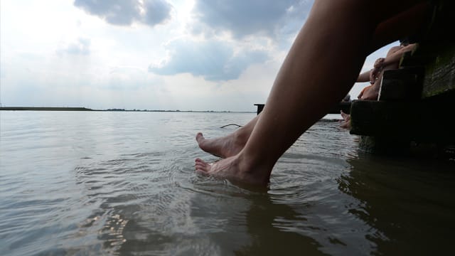 Sinnbildliches aus Dangast am Jadebusen: hier die Sommerfreuden genießen, während sich dort am Himmel was zusammenbraut