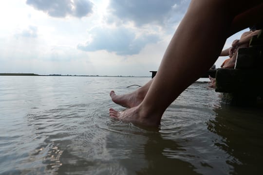 Sinnbildliches aus Dangast am Jadebusen: hier die Sommerfreuden genießen, während sich dort am Himmel was zusammenbraut