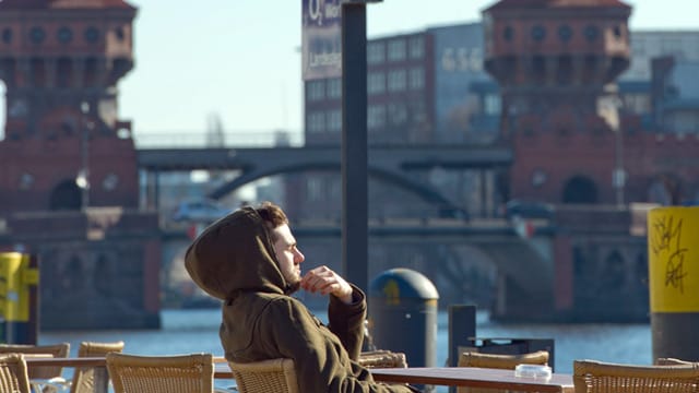 Kein T-Shirt-Wetter mehr an der Spree - für viele scheint aber stundenlang die Sonne