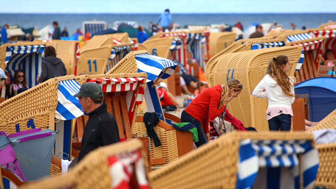 Dicker Pulli und Regenjacke griffbereit - Urlauber an der Ostsee dürfen auf die neue Wetterwoche hoffen