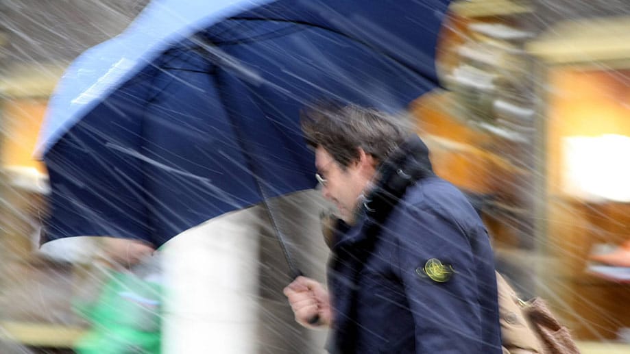 Stürmische Böen, Dauerregen und Gewitter erinnern bereits an den Herbst