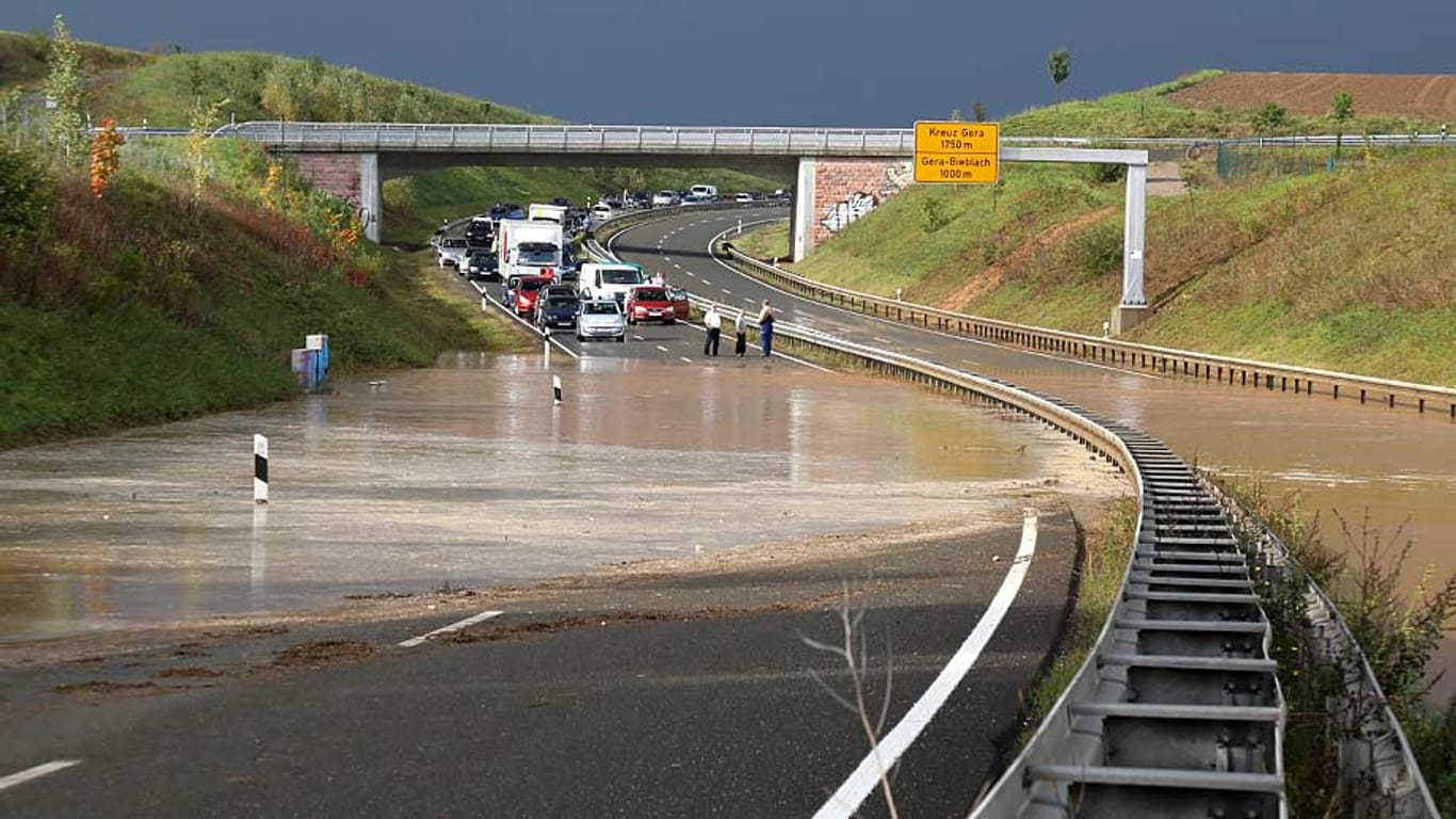 Die Bundesstraße 92 bei Gera war am Freitag überschwemmt