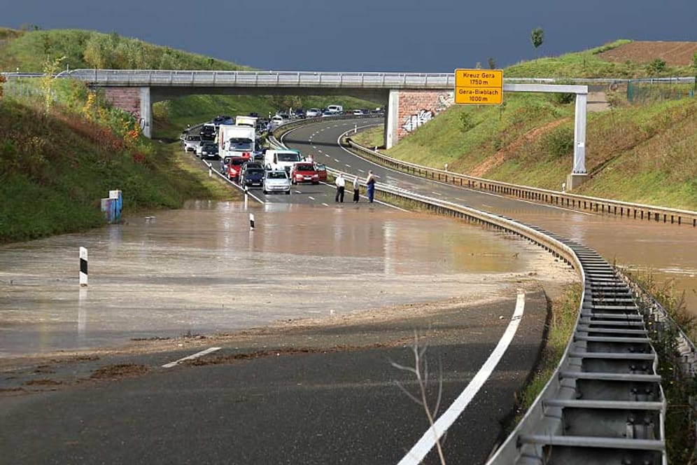 Die Bundesstraße 92 bei Gera war am Freitag überschwemmt