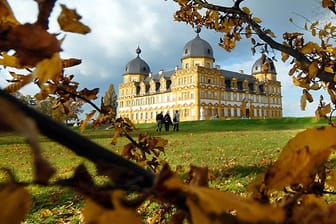 Nach dichteren Wolken sind auch immer wieder heitere Momente möglich - wie hier am Schloss Seehof in Bamberg.