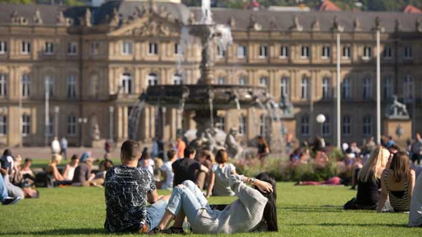 Sommerfeeling auf dem Stuttgarter Schlossplatz: Der Süden profitiert von Sonne und warmer Luft