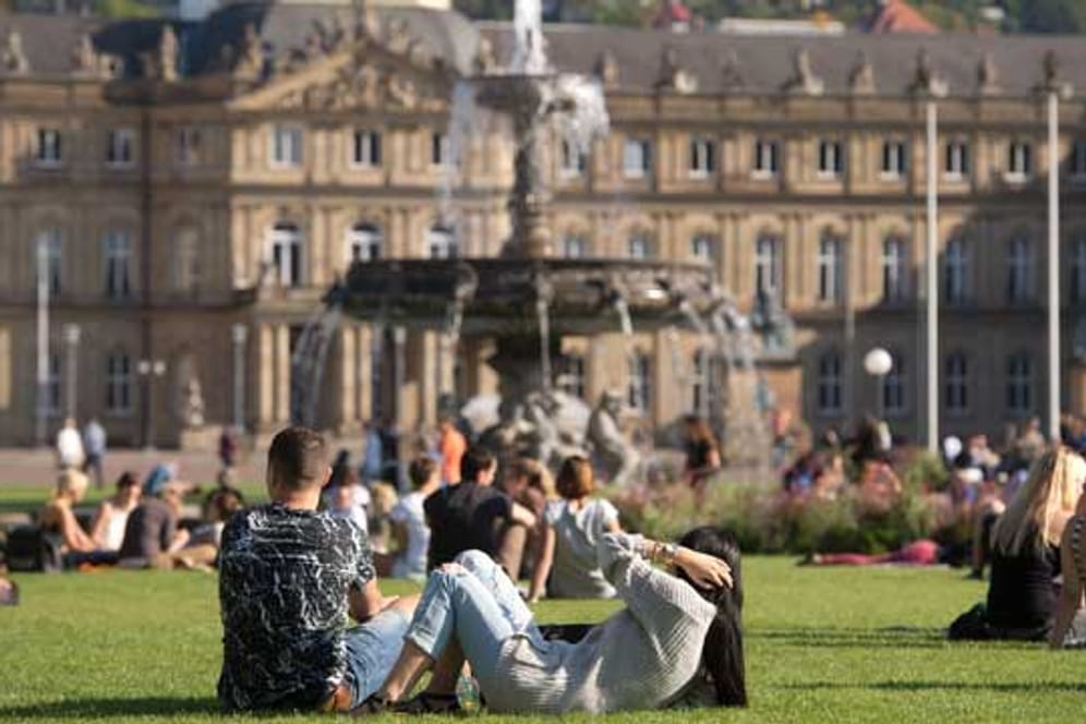Sommerfeeling auf dem Stuttgarter Schlossplatz: Der Süden profitiert von Sonne und warmer Luft