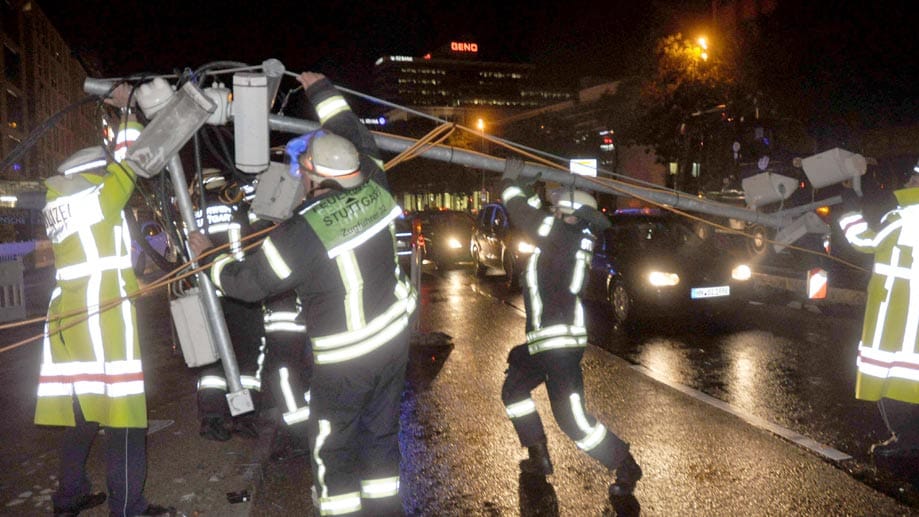 Der erste Herbststurm hat - wie hier in Stuttgart - für zahlreiche Rettungseinsätze gesorgt und Schäden angerichtet