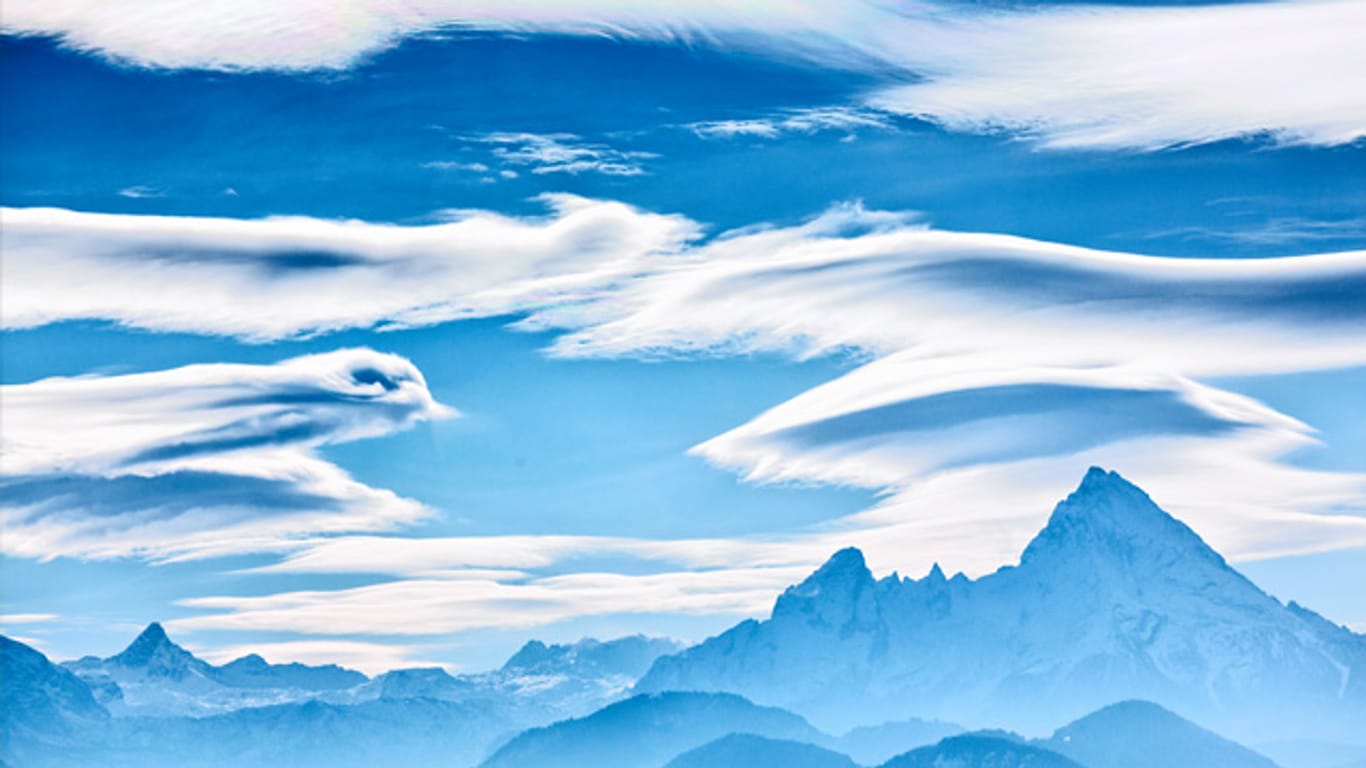 Warnsignale am Himmel: Föhnwolken über den Alpen