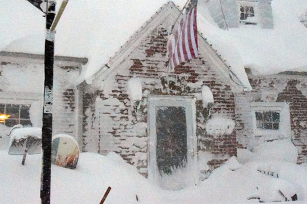 Eingeschneit: Ein Wintersturm hat dieses Haus südlich von Buffalo/ New York mit Schnee zugedeckt