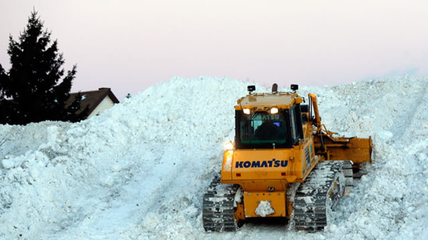 In Buffalo versuchen Helfer verzweifelt, möglichst viel Schnee wegzuschaffen, bevor Tauwetter einsetzt.