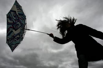 Zu windig für den Schirm - unser Meteorologe rät zu wetterfester Kleidung.