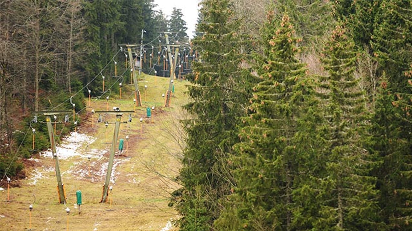Skilift auf dem Schauinsland bei Hofsgrund im Schwarzwald. Wintersport ist im Schwarzwald derzeit nicht möglich
