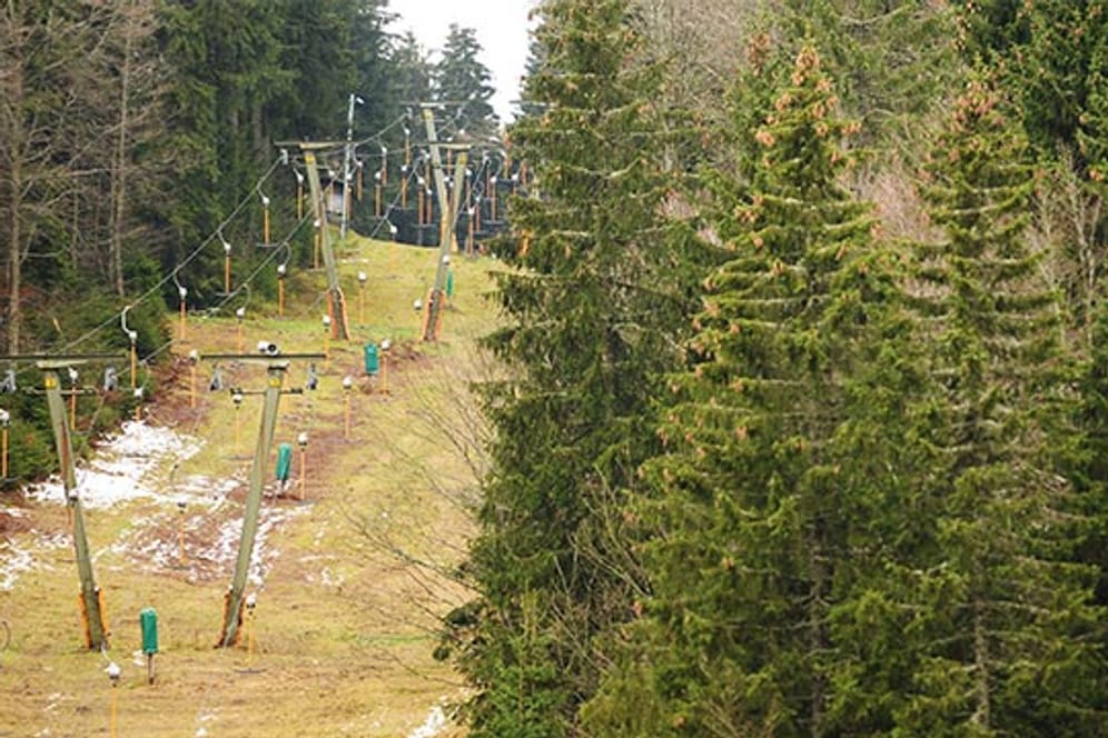 Skilift auf dem Schauinsland bei Hofsgrund im Schwarzwald. Wintersport ist im Schwarzwald derzeit nicht möglich