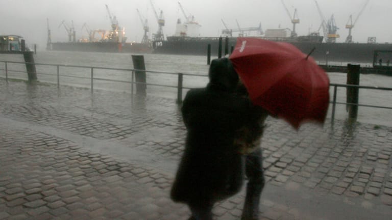 Wie hier am Hamburger Hafen kann es am Wochenende vielerorts stürmisch zugehen