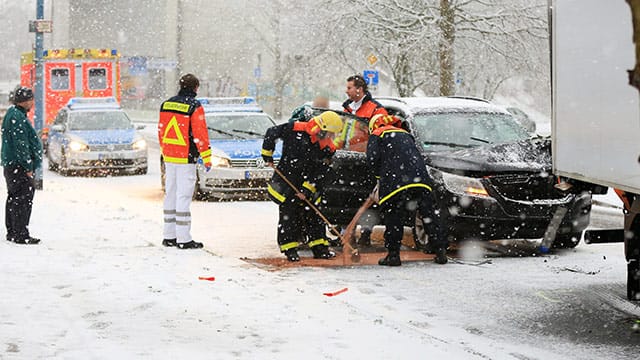 Bei starkem Schneefall hat es - wie hier in Herne - bereits zahlreiche Unfälle gegeben.