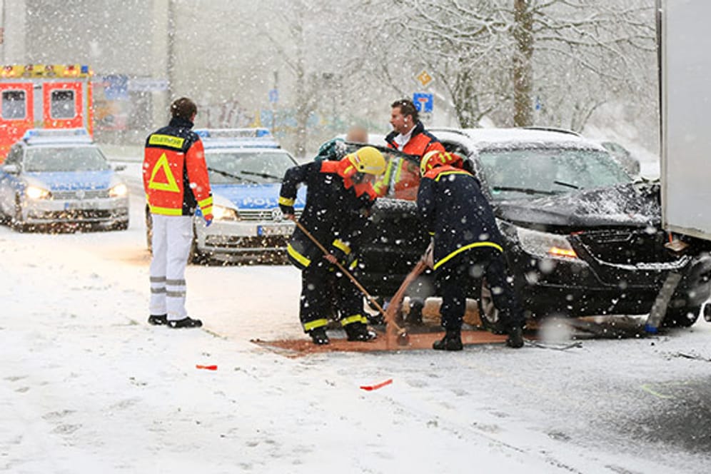 Bei starkem Schneefall hat es - wie hier in Herne - bereits zahlreiche Unfälle gegeben.