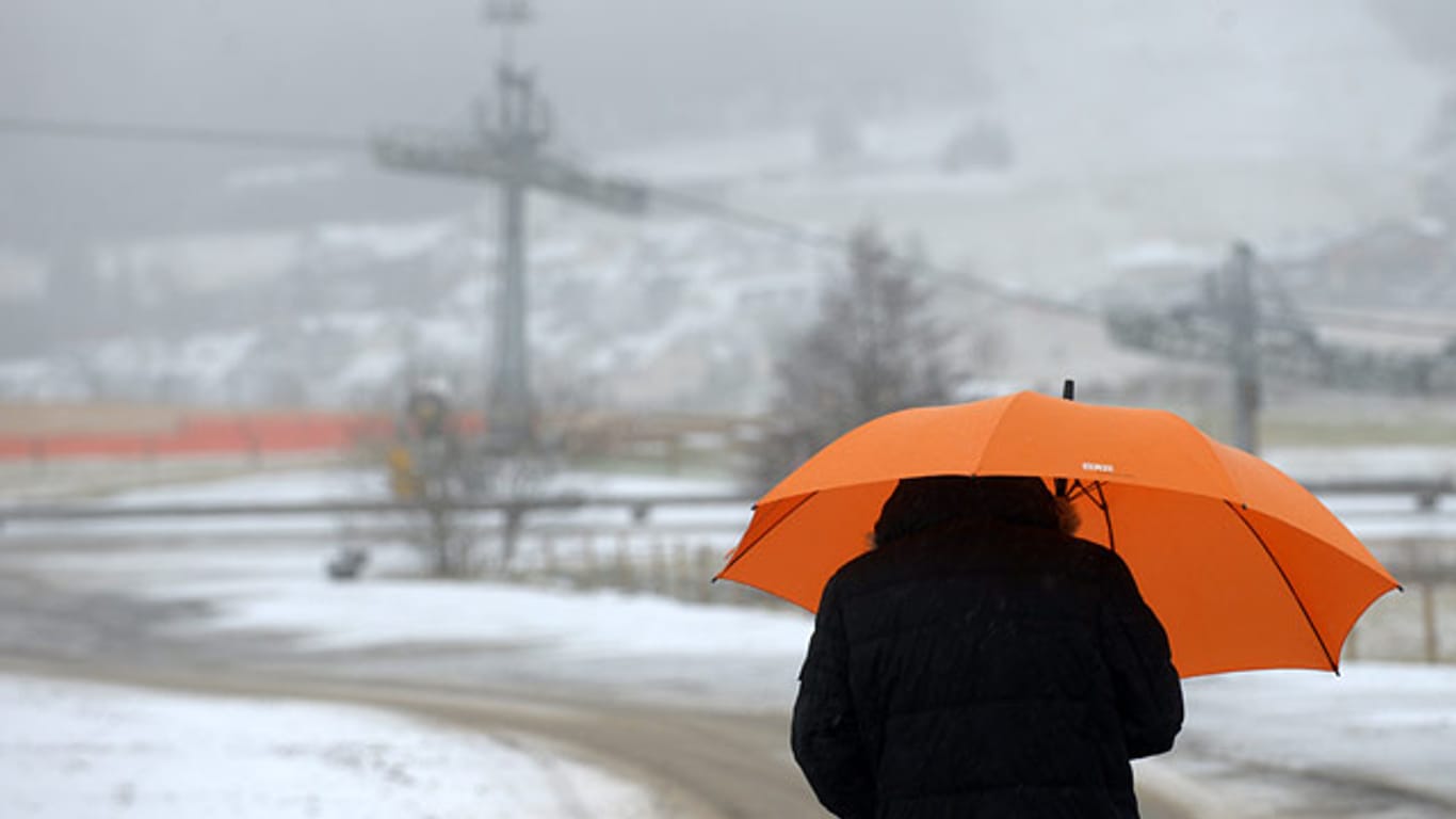 Schneeregen und Graupelschauer bestimmen das Wetter, bevor es in der zweiten Wochenhälfte wieder weiß wird.
