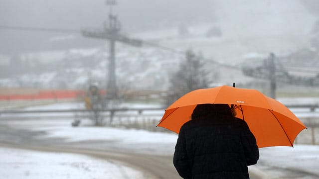 Schneeregen und Graupelschauer bestimmen das Wetter, bevor es in der zweiten Wochenhälfte wieder weiß wird. Schneeregen und Graupelschauer bestimmen das Wetter, bevor es in der zweiten Wochenhälfte wieder weiß wird.