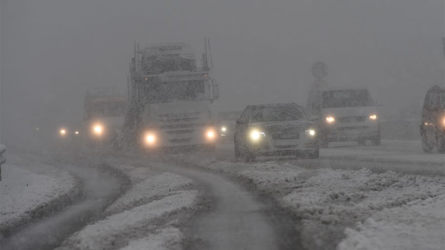 Dichter Schneefall behindert auf der A7 in Höhe von Rendsburg (Schleswig-Holstein) den Verkehr. Dichter Schneefall behindert auf der A7 in Höhe von Rendsburg (Schleswig-Holstein) den Verkehr.