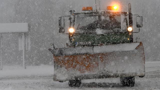 Schneefälle in Deutschland: In Schleswig haben die Räumdienste gut zu tun